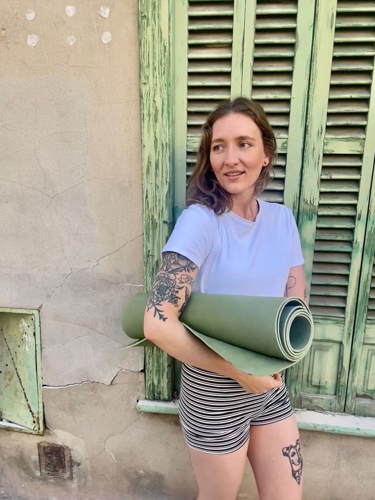 Antonia von Private Yoga Mallorca in ruhiger mediterraner Atmosphäre auf Mallorca