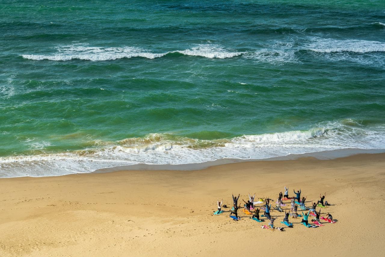 Gemeinsamer Moment und warmes Licht, Stimmungsbild für Gruppen-Yoga auf Mallorca