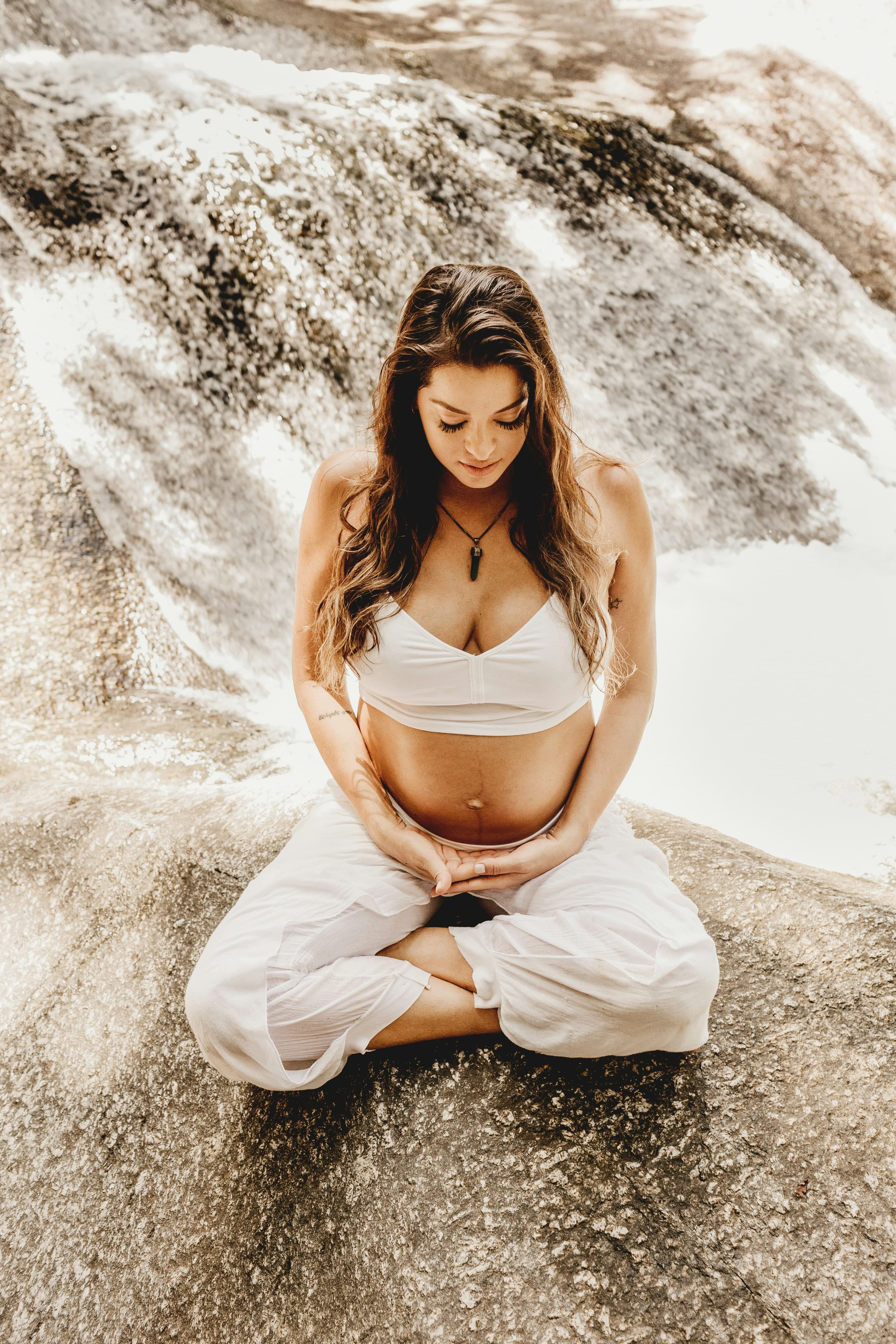 Sanfte, ruhige Yoga-Atmosphäre für Schwangerschaft und Rückbildung
