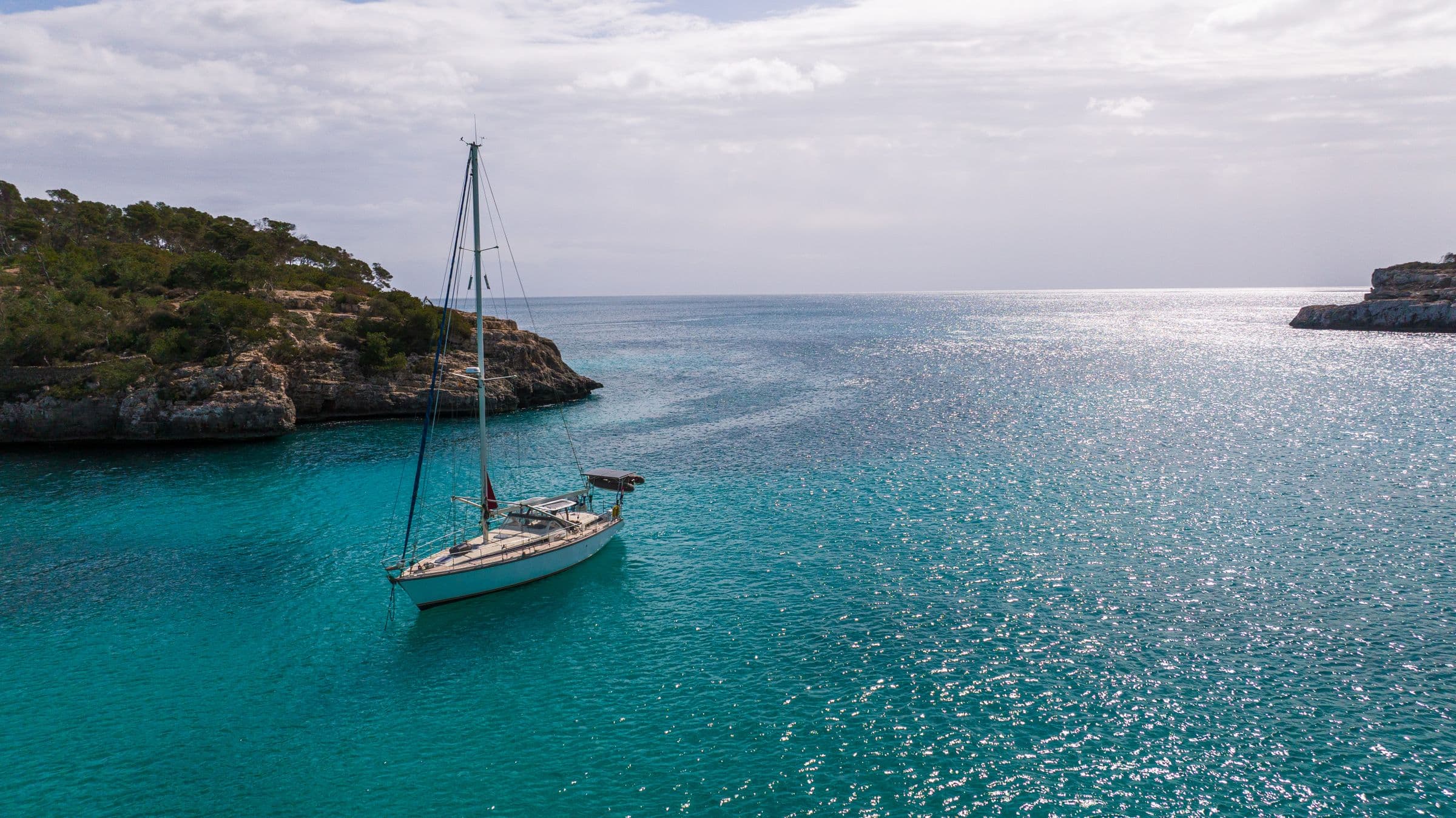 Segelboot vor Anker in einer türkisen Bucht auf Mallorca